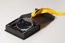 Pokal & Glasblock^Fan Unikate Glas Medaille Rund geschliffen Pokal 8cm inkl. Band und Geschenkbverpackung