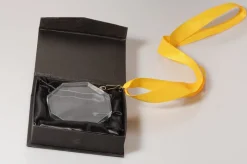 Pokal & Glasblock^Fan Unikate Glas-Medaille Achteck Pokal 7,5 cm inkl. Band und Verpackung