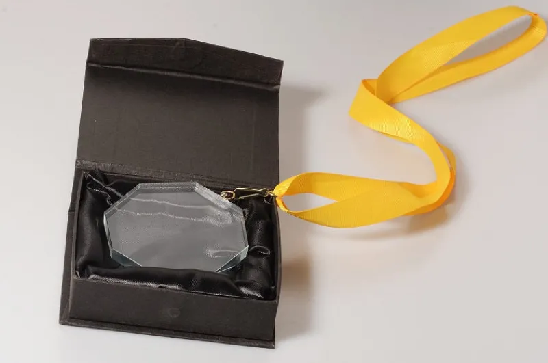 Pokal & Glasblock^Fan Unikate Glas-Medaille Achteck Pokal 7,5 cm inkl. Band und Verpackung