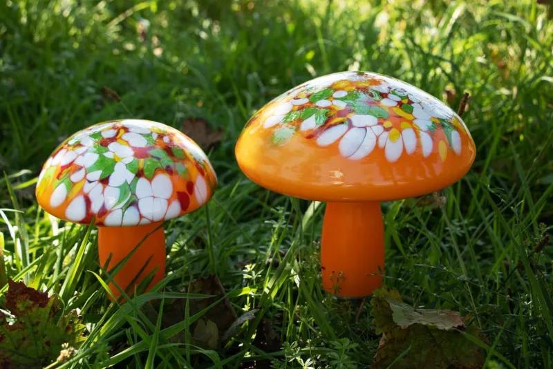 Kugeln & Zapfen^Art Glass Glas-Pilz 18cm Gartenflair inkl. Stab