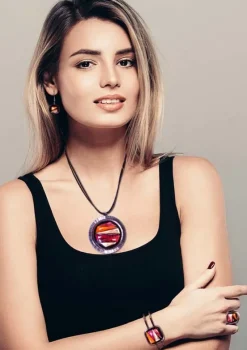 Halskette|Fusing Glasschmuck^Cristalica Art Glass Halskette Brilliance mit mit Glasanhänger Rot Gold Fusing (Lederband)