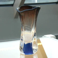 Vasen^Art Glass Vase mit blauem Fuss "Stiller" (25cm)